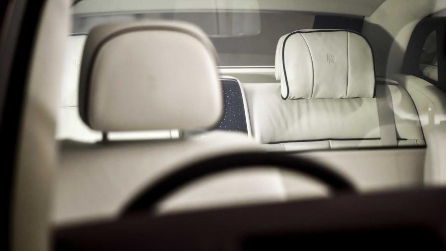 Детали интерьера Rolls-Royce Phantom Privacy Suite 2019 года  (фото 4 из 11)